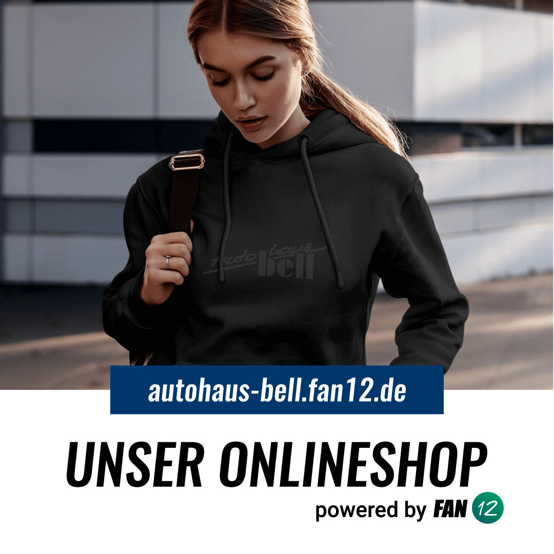 Junge Frau mit einem Hoodie mit dem Aufdruck Autohaus Bell