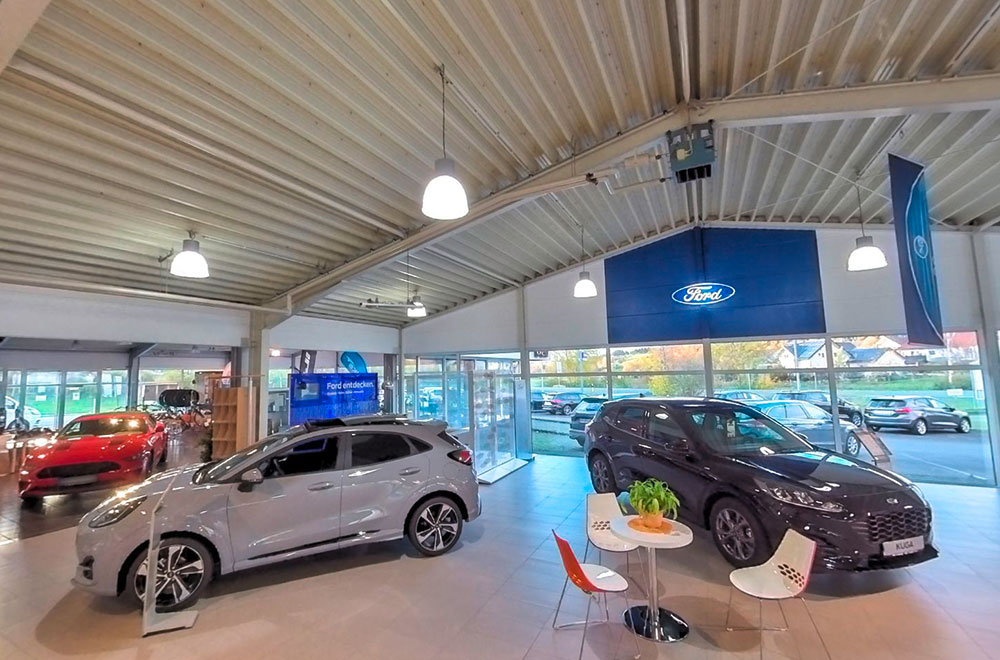 Ein weitere Blick in unsere Ausstellungshalle mit verschiedenen fahrzeugen der Marke FORD
