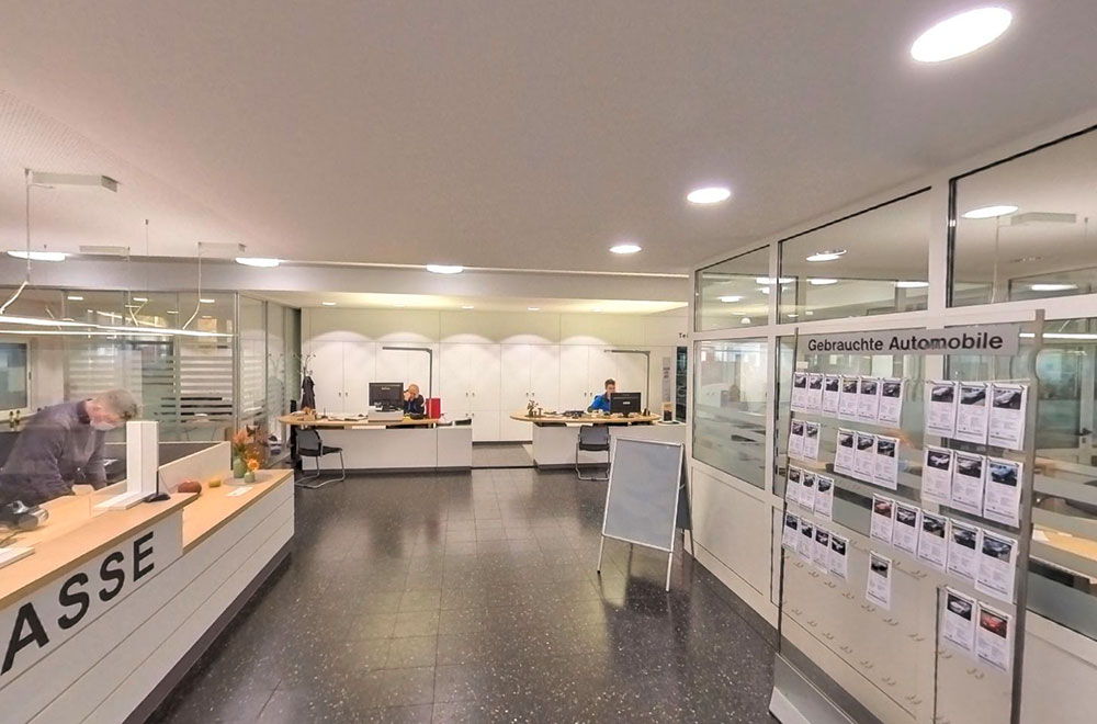 Im Bürobereich ist die Kasse sowie die Servicemitarbeiter zu sehen