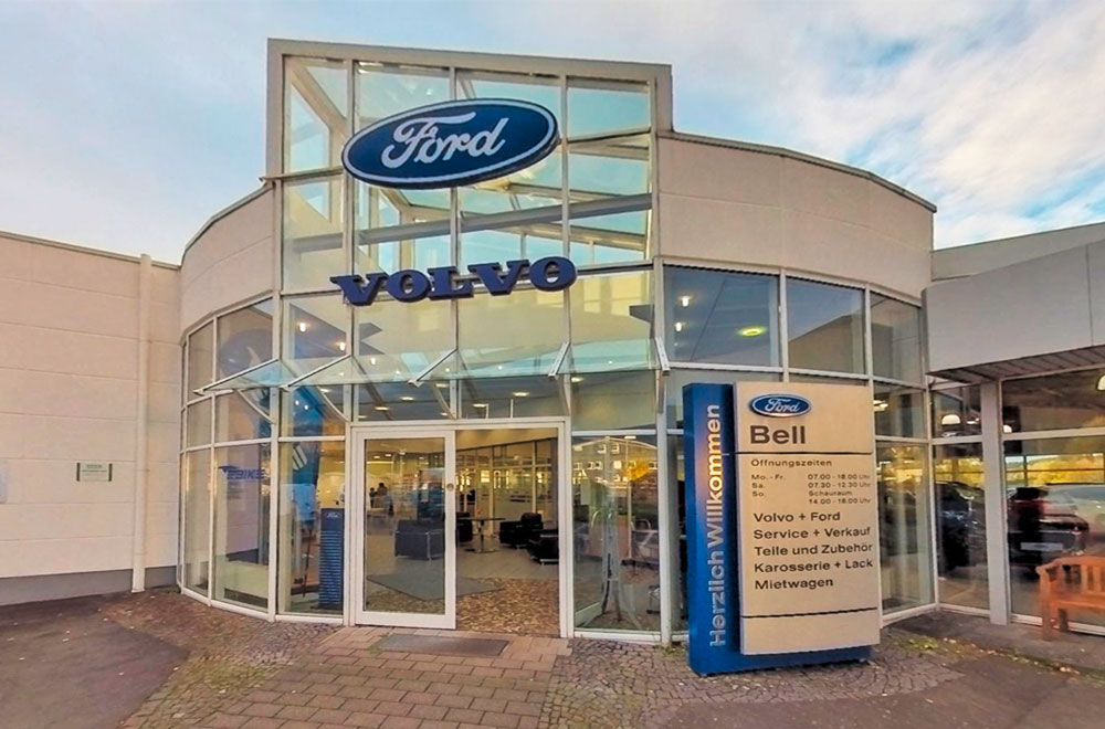 Der Eingangsbereich zum Autohaus ist durch eine Glasfront sehr einladend