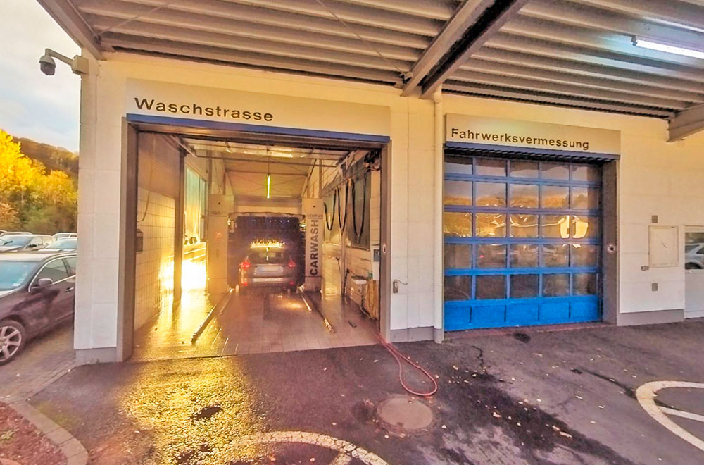 Im Autohaus steht eine moderne Waschanlage